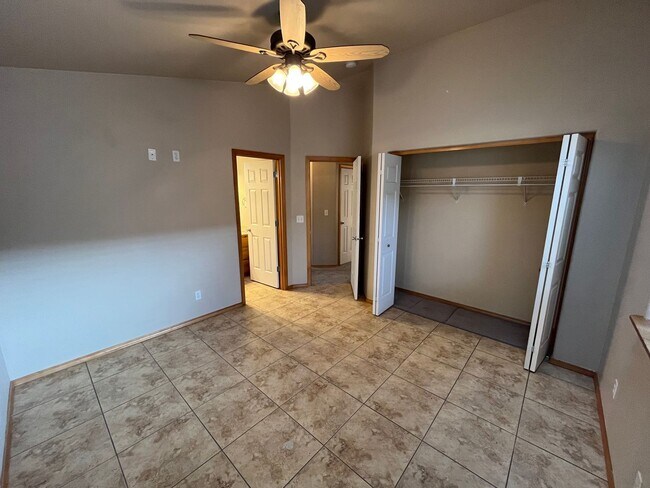 Building Photo - Single Level Home Close to Mountain View High School