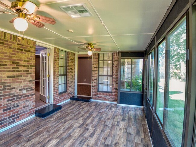 Building Photo - 1828 Honeysuckle Ln