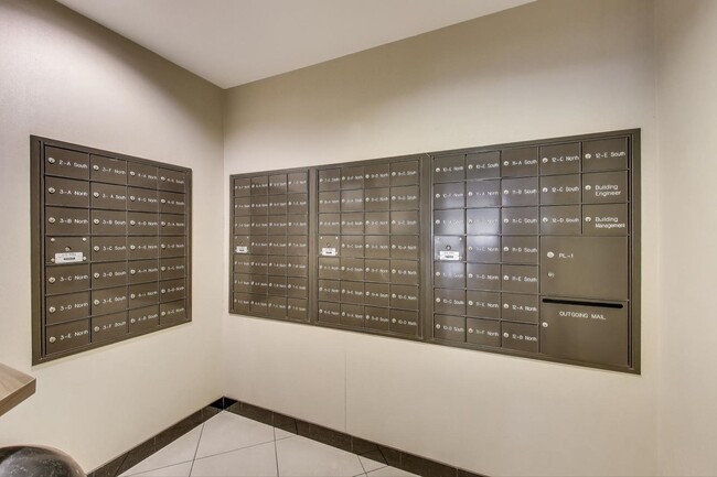 Building Photo - 2100 N Lincoln Park W