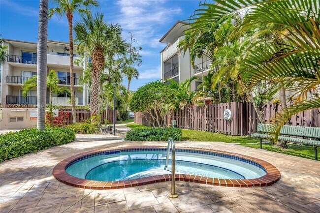 Building Photo - 6890 N Kendall Dr