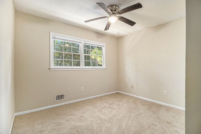 Building Photo - 4 Bedroom 2.5 Bath House