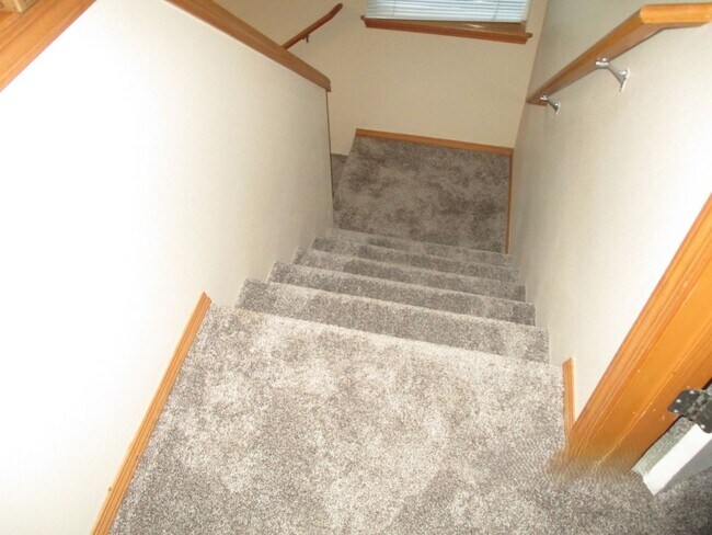 Building Photo - Beautiful 3 Bed 2.5 Bah Home in Auburn