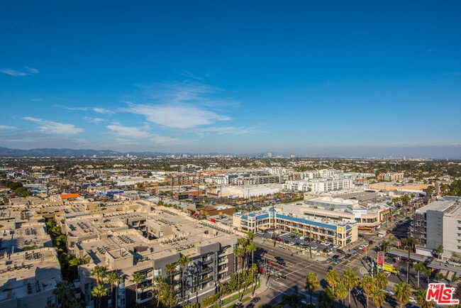 Building Photo - 13600 Marina Pointe Dr