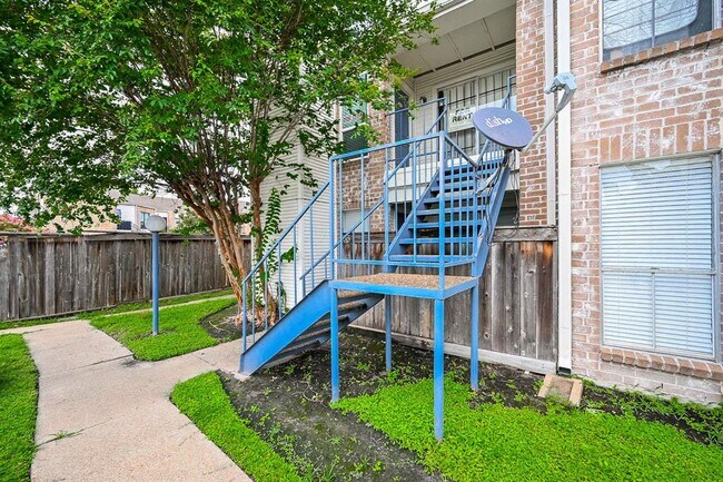 Building Photo - 3900 Woodchase Dr