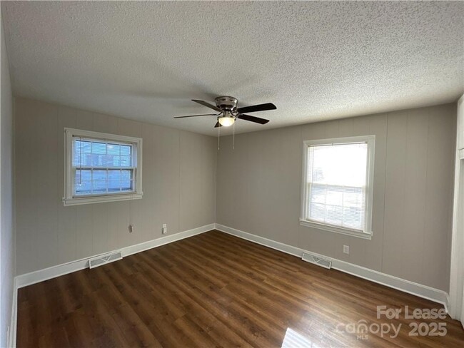 Building Photo - 3847 Whitehall Dr