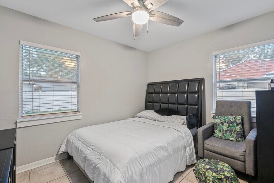 Building Photo - 3011 W Van Buren Dr