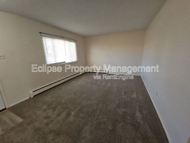 Building Photo - 208 Maple Dr