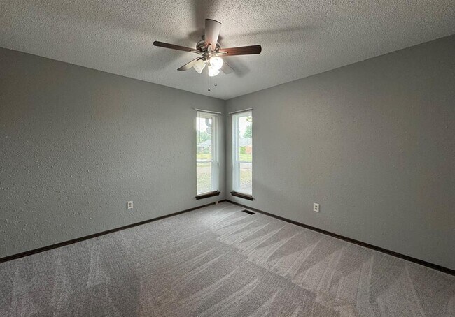 Building Photo - 3604 Jim Robison Dr