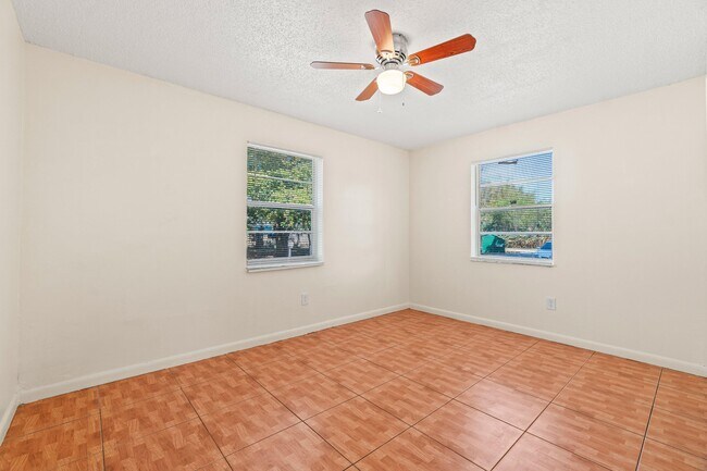 Building Photo - 4881 Gulfstream Rd