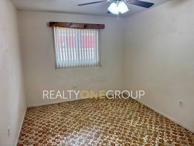 Building Photo - Compact 2 Bedroom 1 bath home with parking...