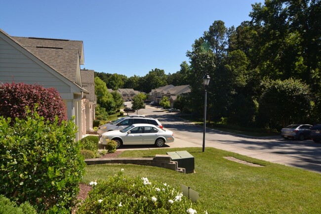 Building Photo - Easy living end unit townhome.