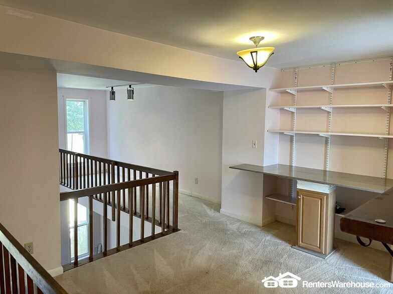 Building Photo - 9923 Valley Park Dr