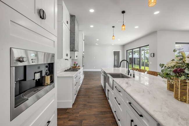 Building Photo - 1707 N Peninsula Ave