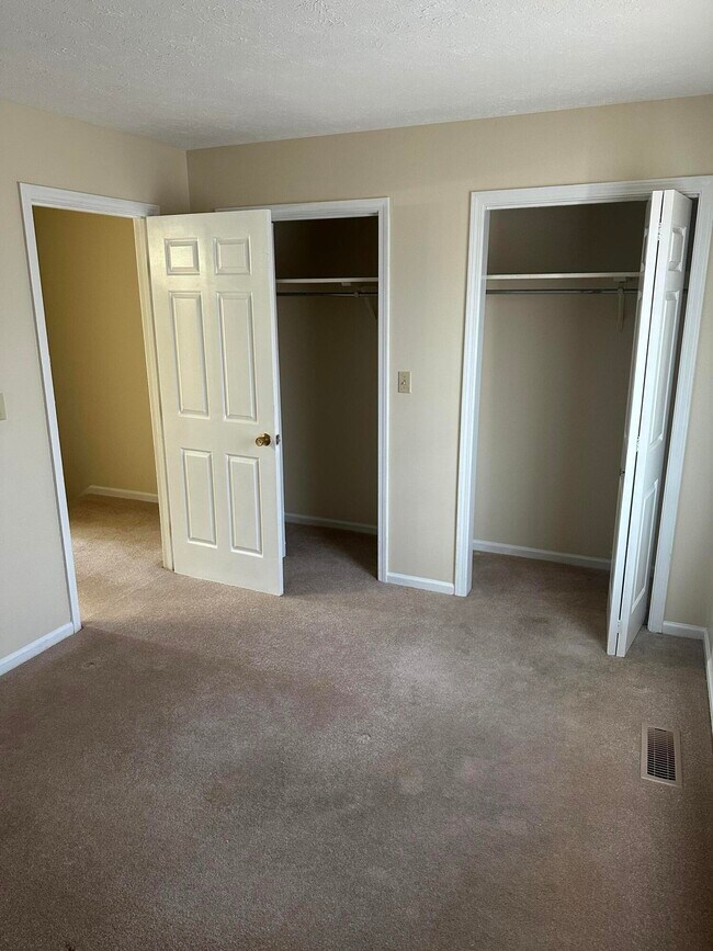 Building Photo - 165 Landings Dr
