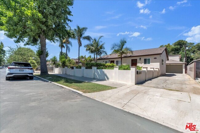 Building Photo - 6913 Encino Ave