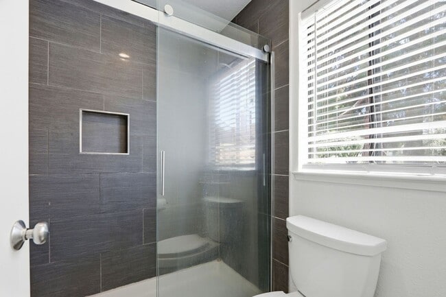 Building Photo - Beautifully Remodeled 3BD Townhome | Multi-Zone A/C | Private Patio