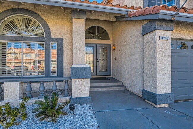 Building Photo - HUGE 5 Bedroom Home In Desert Shores with ...