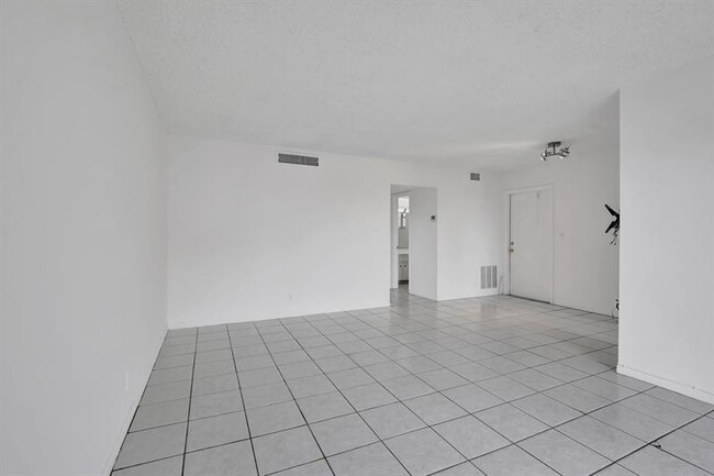 Building Photo - 2350 NE 14th Street Causeway