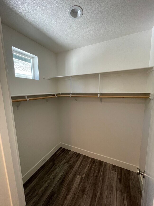 Building Photo - Chico Home for rent, 3 bed 2 bath, garage,...