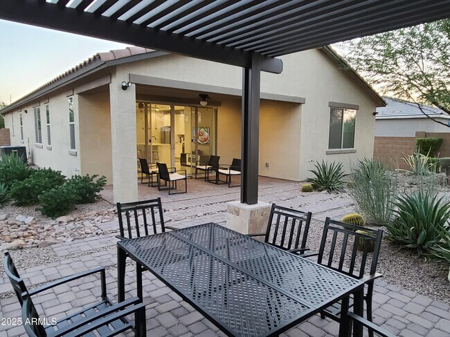 Building Photo - 1666 E Lee Dr