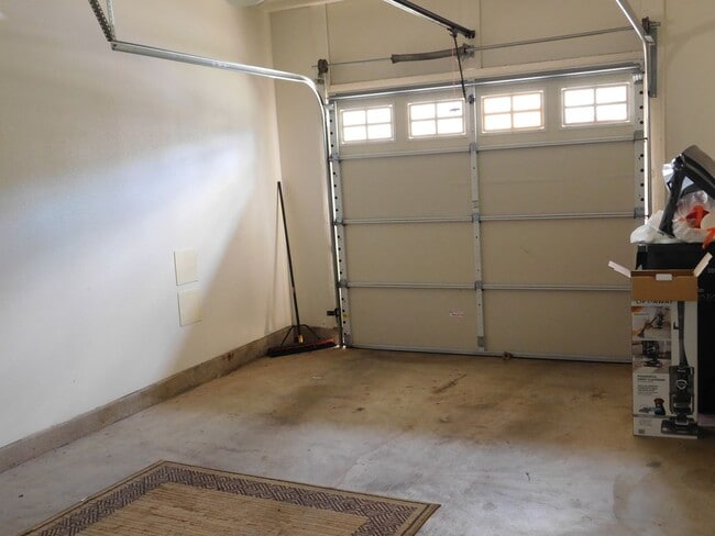 Building Photo - Fully Furnished 3BR/3BA Twnhs w/Prkg for 2 - Available Now