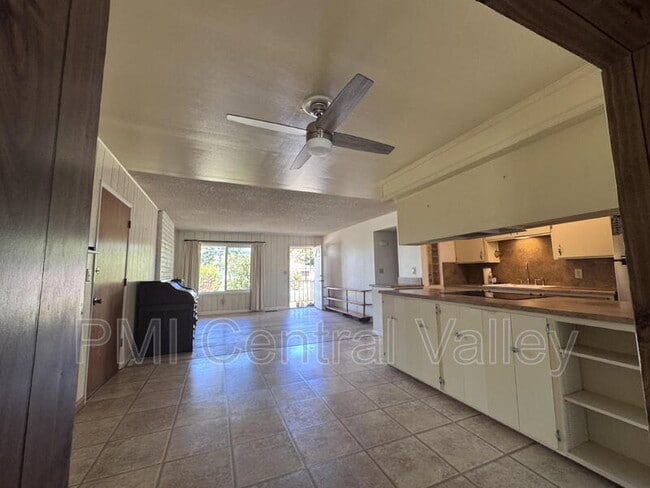 Building Photo - 4650 Dahlia Dr