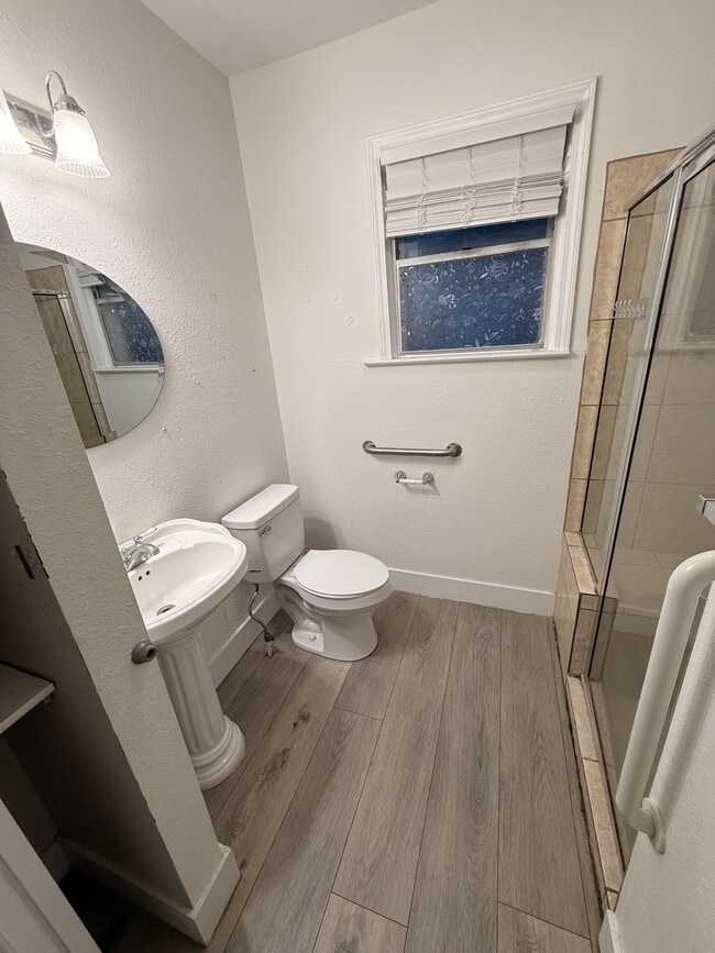 Building Photo - 913 Block St