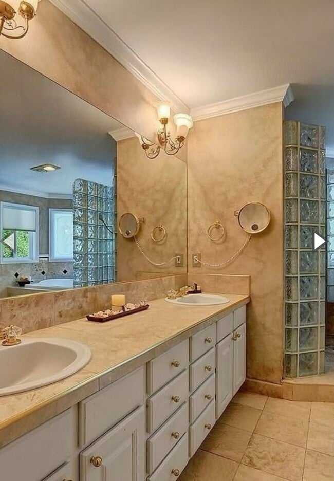 Building Photo - 4 Bedroom 3 Bath Spacious Home in Bellevue