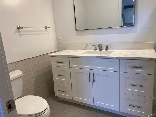 Building Photo - 840 Montauk Hwy