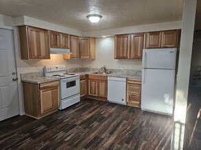 Building Photo - Fully updated 2/1 duplex in Gateway area