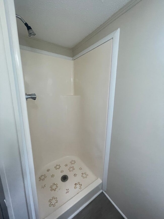 Building Photo - Great Location to Local Amenities