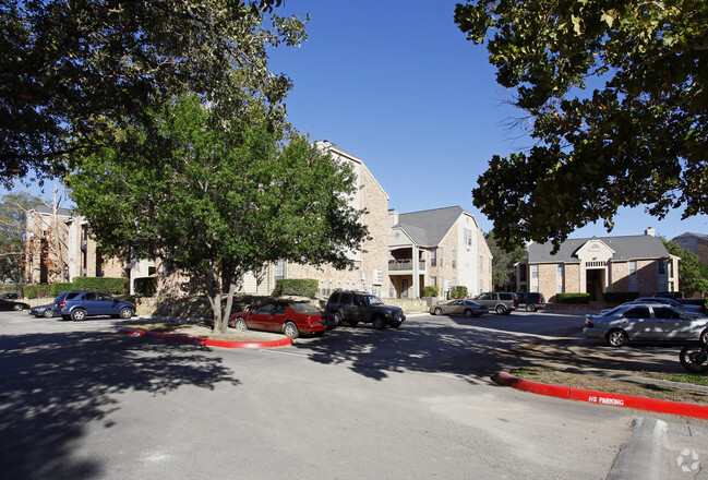 Building Photo - Bandera Crossing