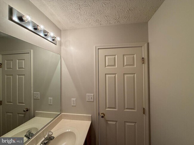 Building Photo - 10506 Boxmeer Ct