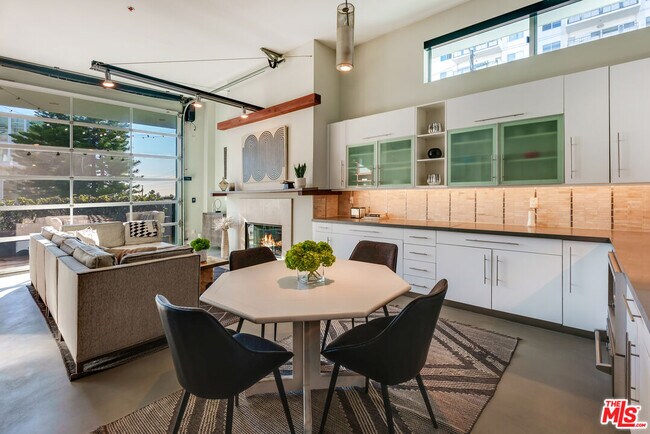 Building Photo - 1152 N La Cienega Blvd