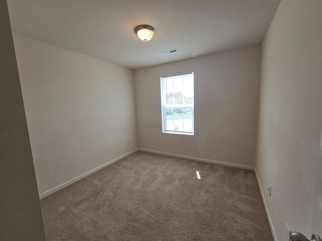 Building Photo - New Listing!