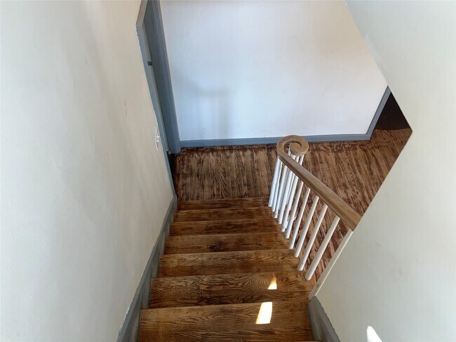 Building Photo - 216 Robinson St
