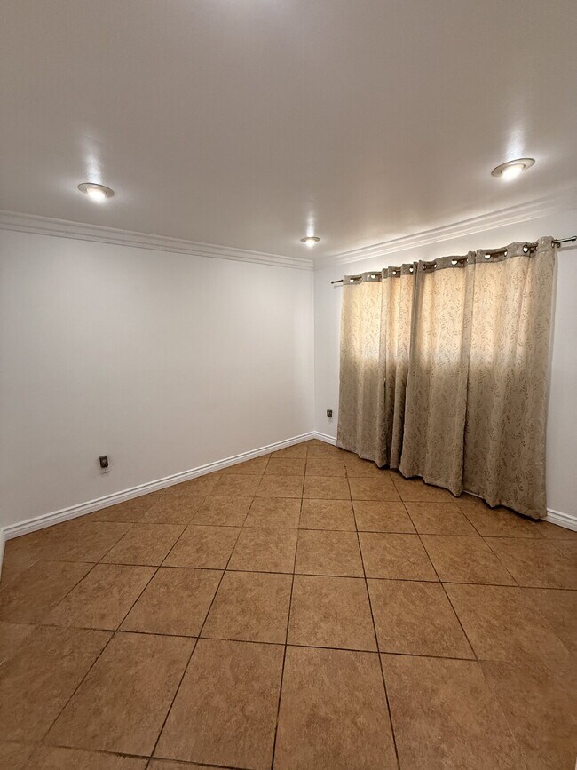 Building Photo - $3,500 - 3 Bed / 1 Bath House in Chula Vista with a Large Yard!