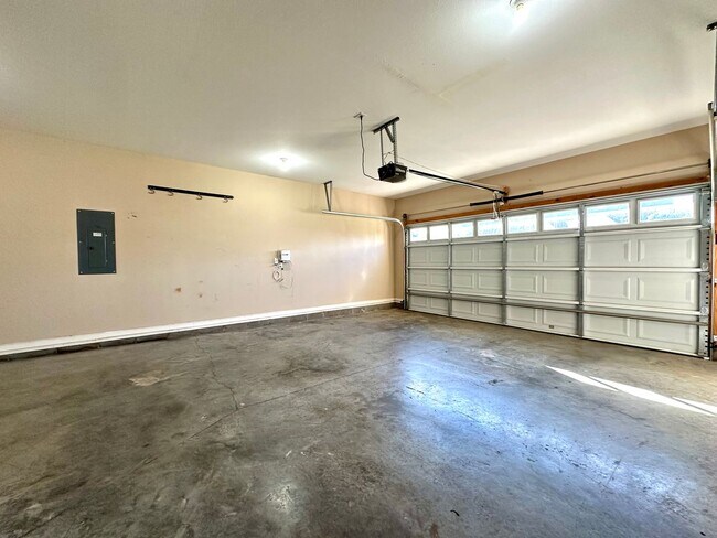 Building Photo - Spacious 3-Bedroom Home with Fenced Yard & Garage!