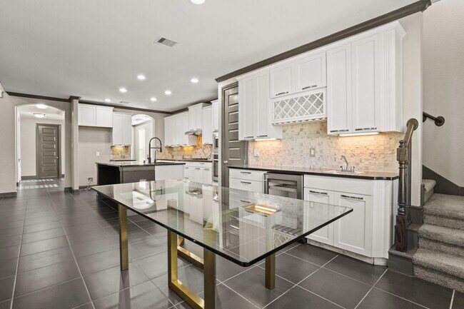 Building Photo - 14105 N Lake Branch Ln