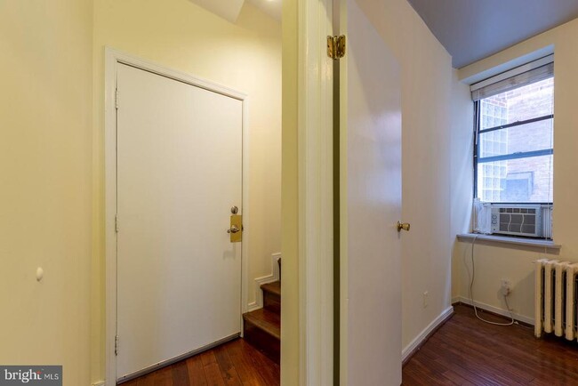 Building Photo - 626 S 19th St