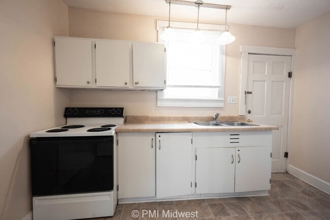 Building Photo - "Charming Compact Living in Heart of Lebanon – Ideal for Minimalists!"