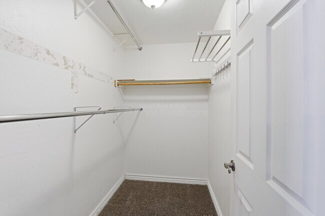 Building Photo - 1901 N Rosemont Blvd