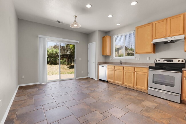 Building Photo - $2,295.00, 2 bedroom plus office, 2 bathro...
