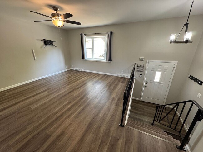 Building Photo - 3 Bedroom 2 Bath house in Bettendorf