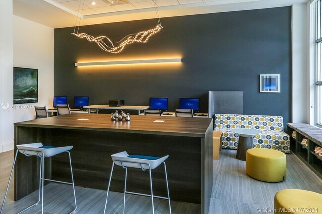 Building Photo - 805 SE 3rd Ave