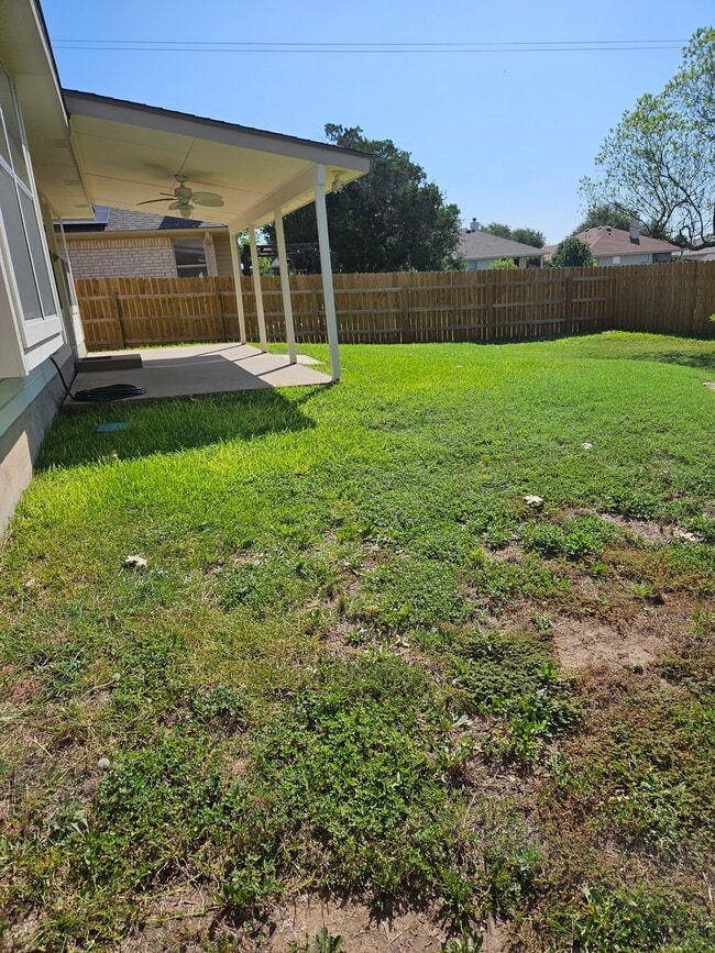 Building Photo - 1002 Woodview Dr