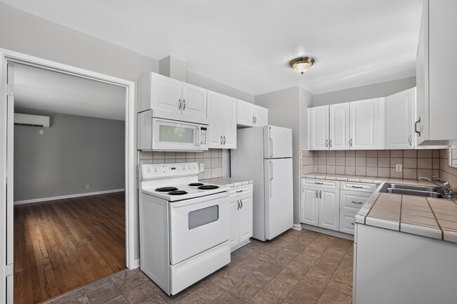 Building Photo - 2208 25th St