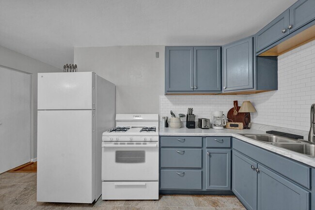 Building Photo - Fully furnished 3/1 AND all bills paid