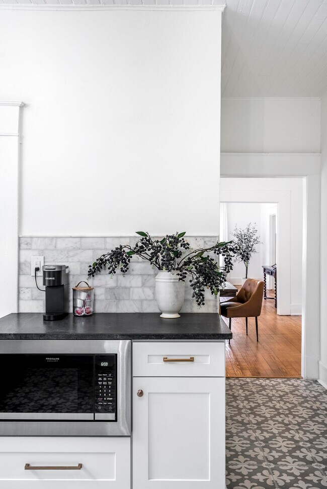 Building Photo - 227 Kershaw St NE