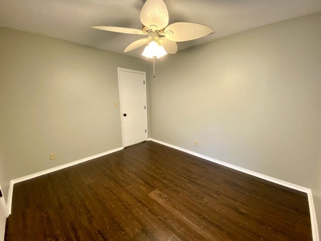 Building Photo - Spacious Jenks 4-Bedroom with NO Carpets &...